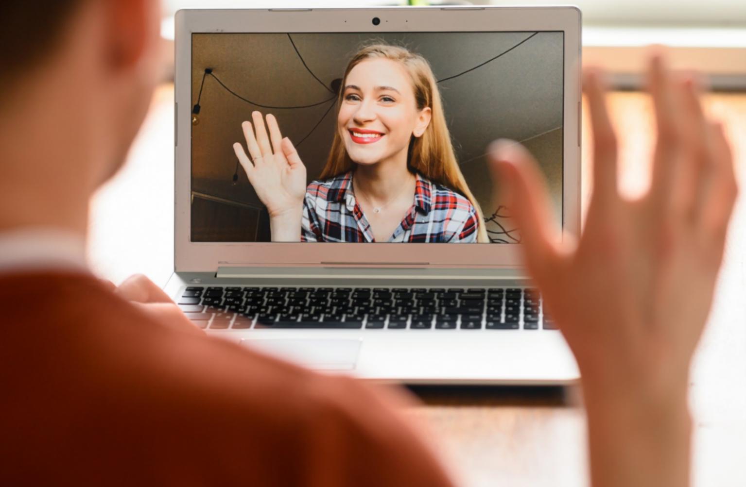 Deelnemer volgt een live webinar over budgetpsychologie