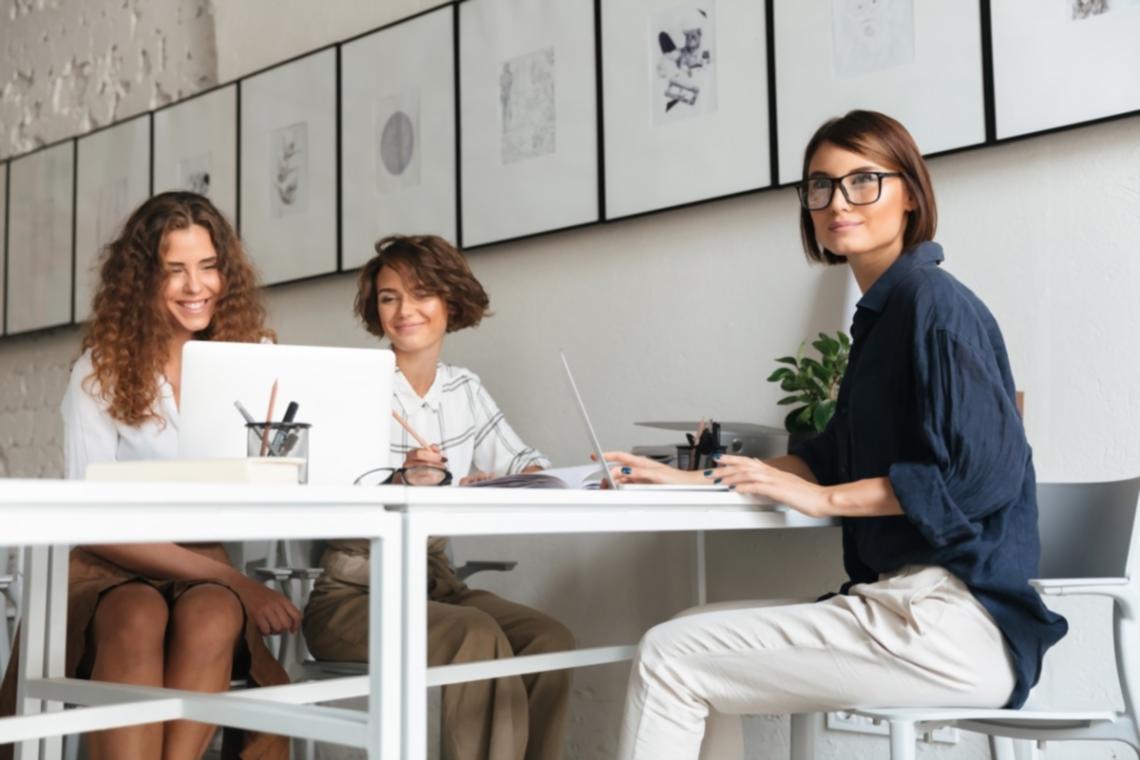 Deelnemers in gesprek na een live budgetpsychologie webinar