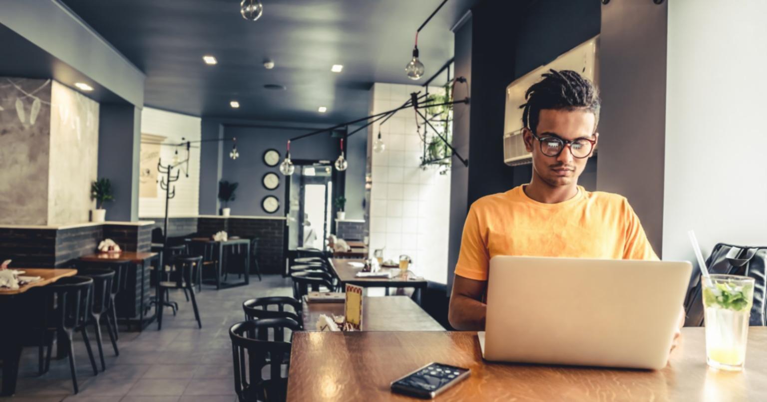 Deelnemers tijdens een interactieve webinar over budgetpsychologie